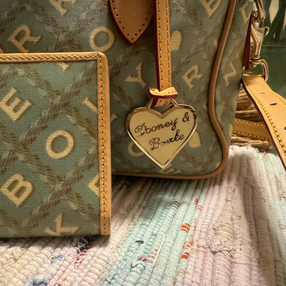 💯AUTHENTIC RARE D&B Set NWOT🌸 - Picture 2 of 5